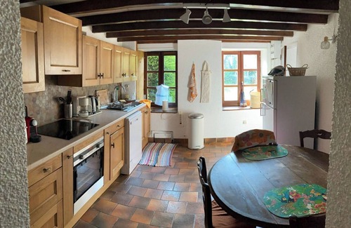 Saint-Victor-Montvianeix Casa | Stone house with quiet garden ideal for families and hikers