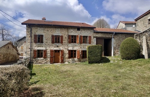 Saint-Victor-Montvianeix Casa | Stone house with quiet garden ideal for families and hikers