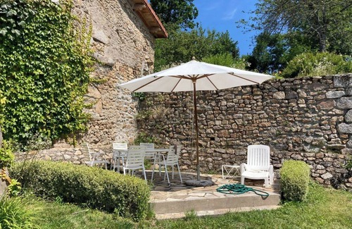 Saint-Victor-Montvianeix Casa | Stone house with quiet garden ideal for families and hikers