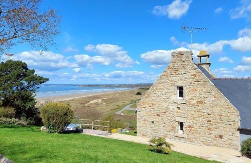 Sainte-Anne-la-Palud Casa | Stone House in Brittany with Sea Views
