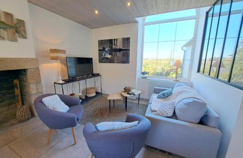 Sainte-Anne-la-Palud Casa | Stone House in Brittany with Sea Views