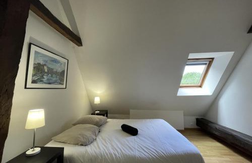 Thoree-les-Pins Casa | Stone House in Sarthe with Historic Chapel