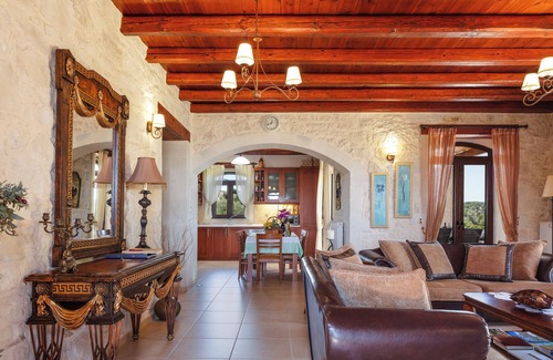 Eletherna Villa | Villa de piedra en pueblo pintoresco! Piscina privada y privacidad completa!