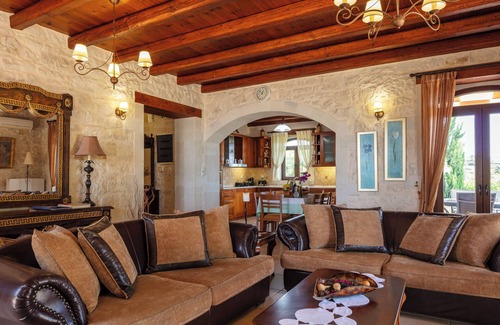 Eletherna Villa | Villa de piedra en pueblo pintoresco! Piscina privada y privacidad completa!