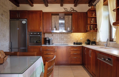 Eletherna Villa | Villa de piedra en pueblo pintoresco! Piscina privada y privacidad completa!