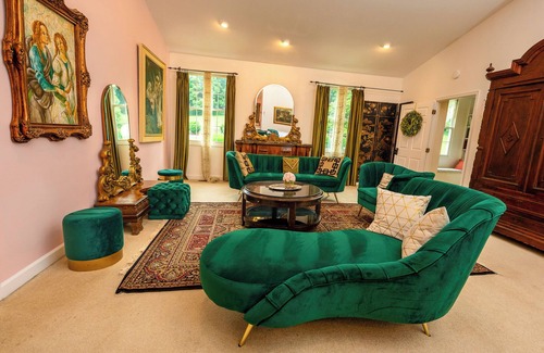 Lovettsville Cama Y Desayuno | Stone Manor Boutique Inn - Country Manor with Breathtaking Gardens and Event