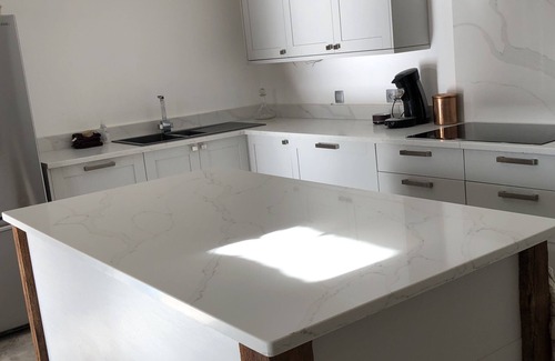 Montignac-le-Coq Casa | Propiedad de piedra con piscina salada, 4 dormitorios, 3 duchas, capacidad para 9 personas