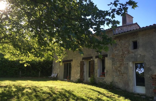 Saint-Martin-de-Gurson Casa | Stone quiet farm house getaway