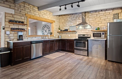 Canyon Lake Cabina | Stone River Cabin | 2/2 on the River near Whitewater!