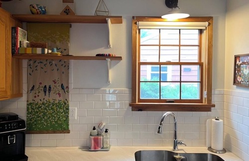 La Crosse Cabaña | Stone's Throw Cottage - Centrally located 2-bedroom with newly remodeled kitchen