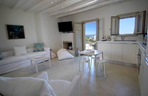 Chrissi Akti Casa | Casa de piedra con vista al mar con un hermoso jardín cerca de una increíble playa de arena
