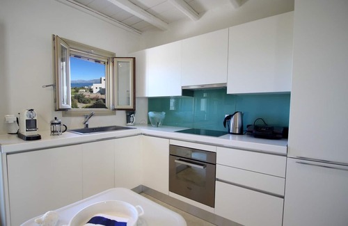 Chrissi Akti Casa | Casa de piedra con vista al mar con un hermoso jardín cerca de una increíble playa de arena