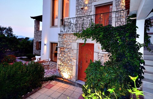 Aristomenis Apartamento | Stone Tower Retreat, Oasis of Peace
