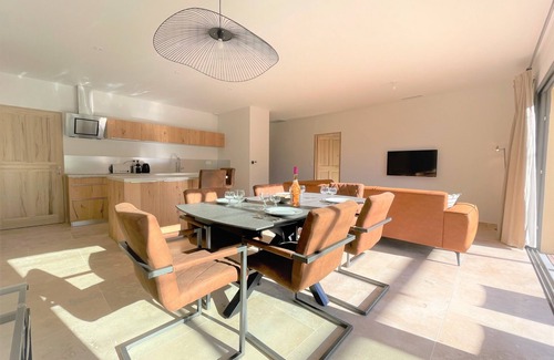 Sablet Casa | Stone villa at the foot of the Dentelles de Montmirail, heated swimming pool