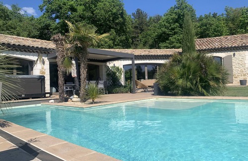 Montmeyran Casa | Villa de piedra en Drôme con piscina y jacuzzi.