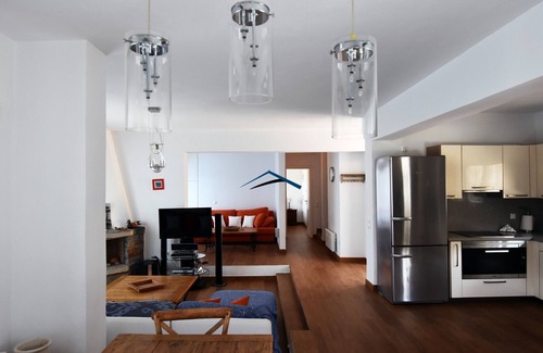 Kea Villa | Villa de piedra, cerca del mar con una gran piscina y vistas al mar.