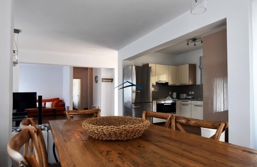 Kea Villa | Villa de piedra, cerca del mar con una gran piscina y vistas al mar.