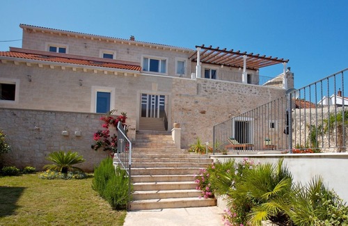 Milna (Brac) Villa | Villa privada, piscina, vistas al puerto, cerca de la playa y actividades