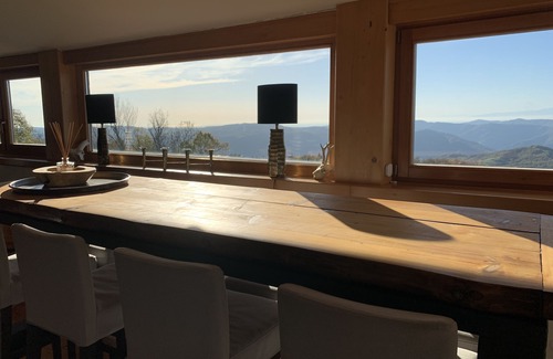 Kambresko Casa | Villa robusta en una gran parcela en las montañas de Eslovenia