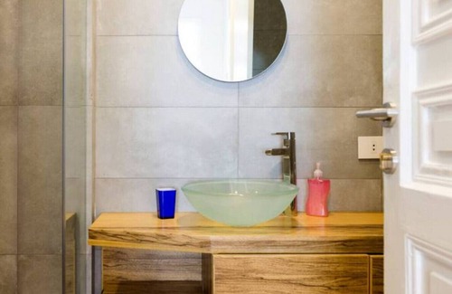 Mar Mikhael Apartamento | Stone Wall 2BR Apartment, 24/7 Power