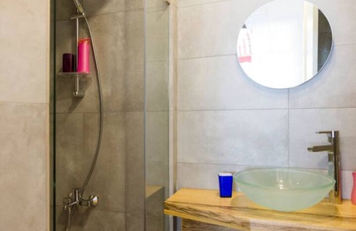 Mar Mikhael Apartamento | Stone Wall 2BR Apartment, 24/7 Power
