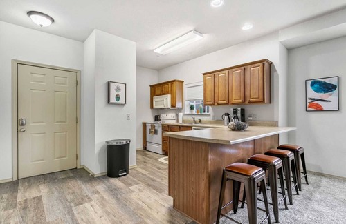 Branson West Condominio | StoneBridge Condo Close to Silver Dollar City and Sleeps 8 for a Great Rate- 3 pools!-Ber 9-3
