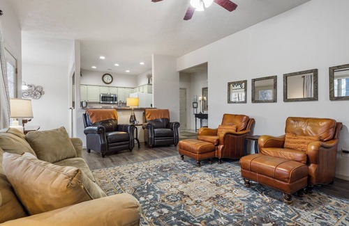 Branson West Casa | Labor Day Open, Stonebridge Townhouse near SDC w Free Tickets-Screened In Porch-OnSite Golf Course