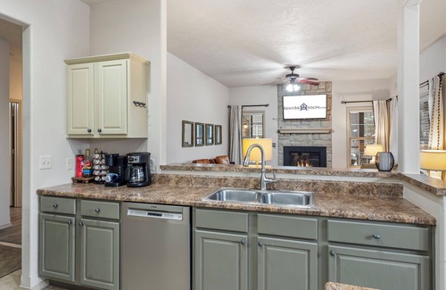 Branson West Casa | Labor Day Open, Stonebridge Townhouse near SDC w Free Tickets-Screened In Porch-OnSite Golf Course