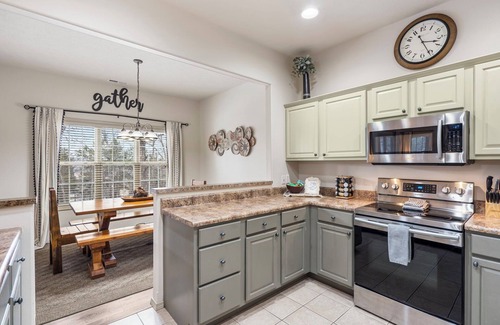 Branson West Casa | Labor Day Open, Stonebridge Townhouse near SDC w Free Tickets-Screened In Porch-OnSite Golf Course