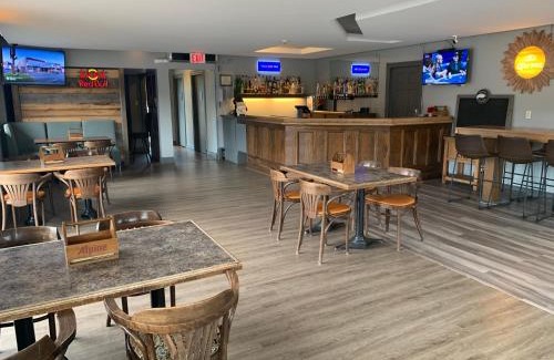 Truro Hotel | Stonehouse Motel and Restaurant
