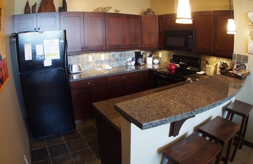 Sun Peaks Condominio | Stones Throw #38 By Bear Country