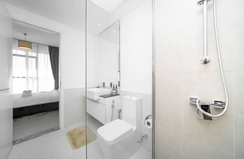 Dubai Investment Park Apartamento | StoneTree - Furnished 2BR with floor-to-ceiling window
