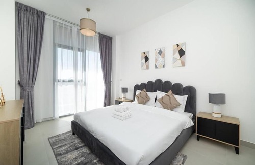 Dubai Investment Park Apartamento | StoneTree - Furnished 2BR with floor-to-ceiling window