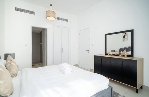 Dubai Investment Park Apartamento | StoneTree - Furnished 2BR with floor-to-ceiling window