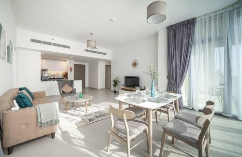 Dubai Investment Park Apartamento | StoneTree - Furnished 2BR with floor-to-ceiling window