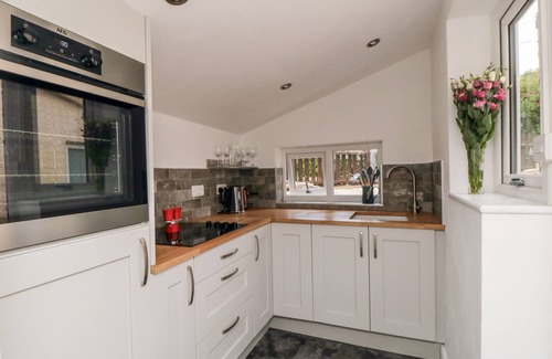 Sandsend Cabaña | STONEWALL, pet friendly, country holiday cottage in Sandsend