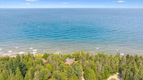 Lion's Head Casa | Stonewood - Private Shoreline Log Cabin