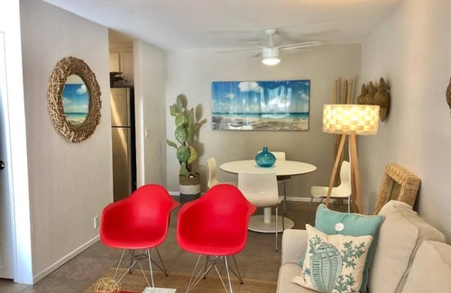 Racquet Club West Condominio | BIENVENIDO A CASA SOMBRERO. Si está buscando un lugar perfecto para su próxima escapada romántica o retiro de pareja, no busque más allá de este exquisito condominio de 1 dormitorio y 1 baño en Palm Springs. Hosting 2, el condominio ofrece una tala exc...