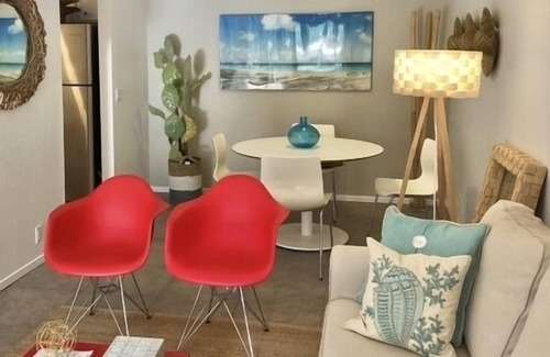 Racquet Club West Condominio | BIENVENIDO A CASA SOMBRERO. Si está buscando un lugar perfecto para su próxima escapada romántica o retiro de pareja, no busque más allá de este exquisito condominio de 1 dormitorio y 1 baño en Palm Springs. Hosting 2, el condominio ofrece una tala exc...