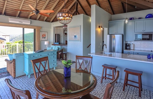 Frydendal Villa | ¡Acabas de encontrar tu casa de vacaciones con vistas impresionantes! ¡Bienvenido a Deja Blue!