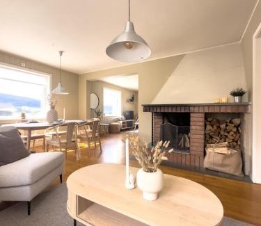 Notodden Apartamento | Stor innbydende leilighet med 4 soverom og sentral beliggenhet