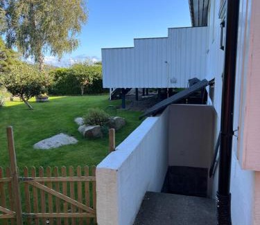 Mandal Apartamento | Stor, velutstyrt sokkel leilighet i Mandal
