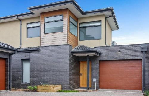 Reservoir Casa | Storey Time I 2BR Townhouse for Melbourne Travel
