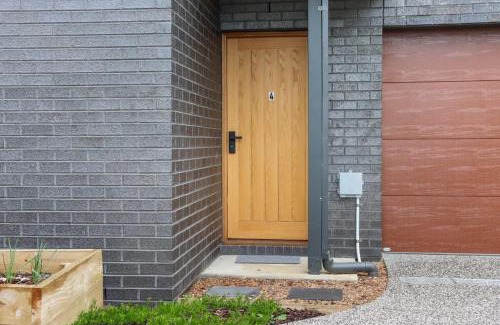 Reservoir Casa | Storey Time I 2BR Townhouse for Melbourne Travel