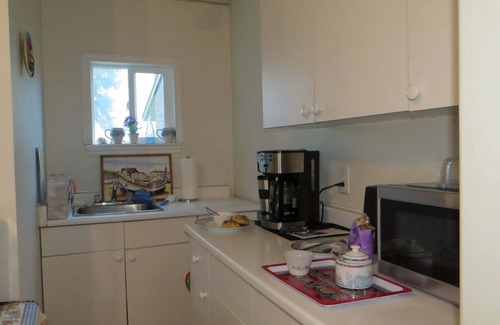 Campbell River Cabaña | Stories Beach Cottage , a cozy stay by the sea