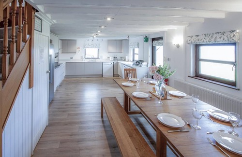 Llangennith Casa | Stormy Castle - 6 Bedroom Sleeps 14 - Llangennith