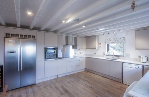 Llangennith Casa | Stormy Castle - 6 Bedroom Sleeps 14 - Llangennith
