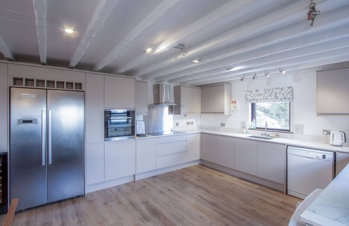 Llangennith Casa | Stormy Castle - 6 Bedroom - Llangenith