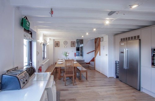 Llangennith Casa | Stormy Castle - 6 Bedroom - Llangenith
