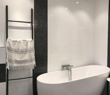 Porsgrunn Apartamento | Stort hus i Porsgrunn sentrum med gangavstand til "alt" & gratis parkering til flere biler
